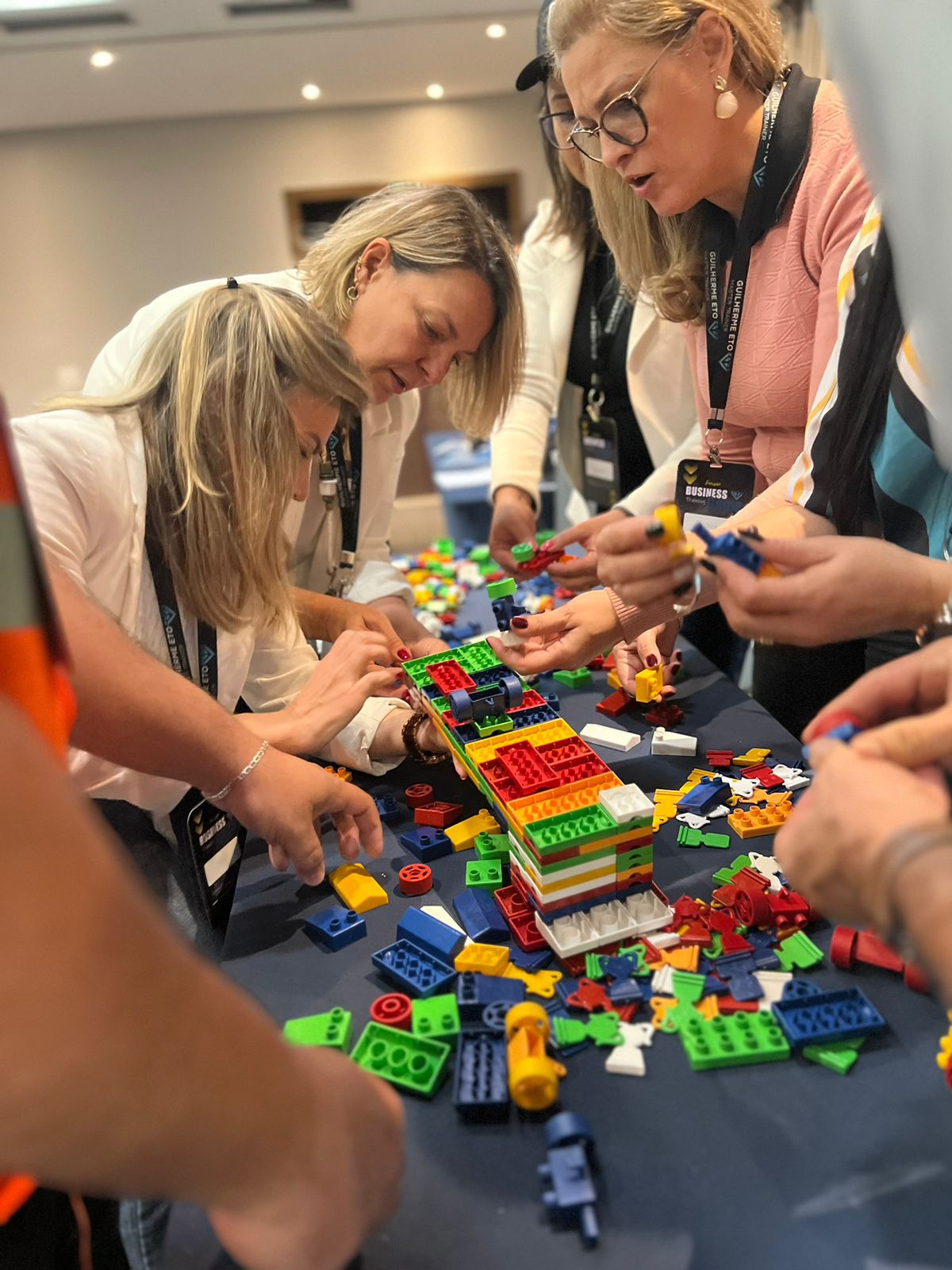 Dinâmica de mentoria com participantes em workshop