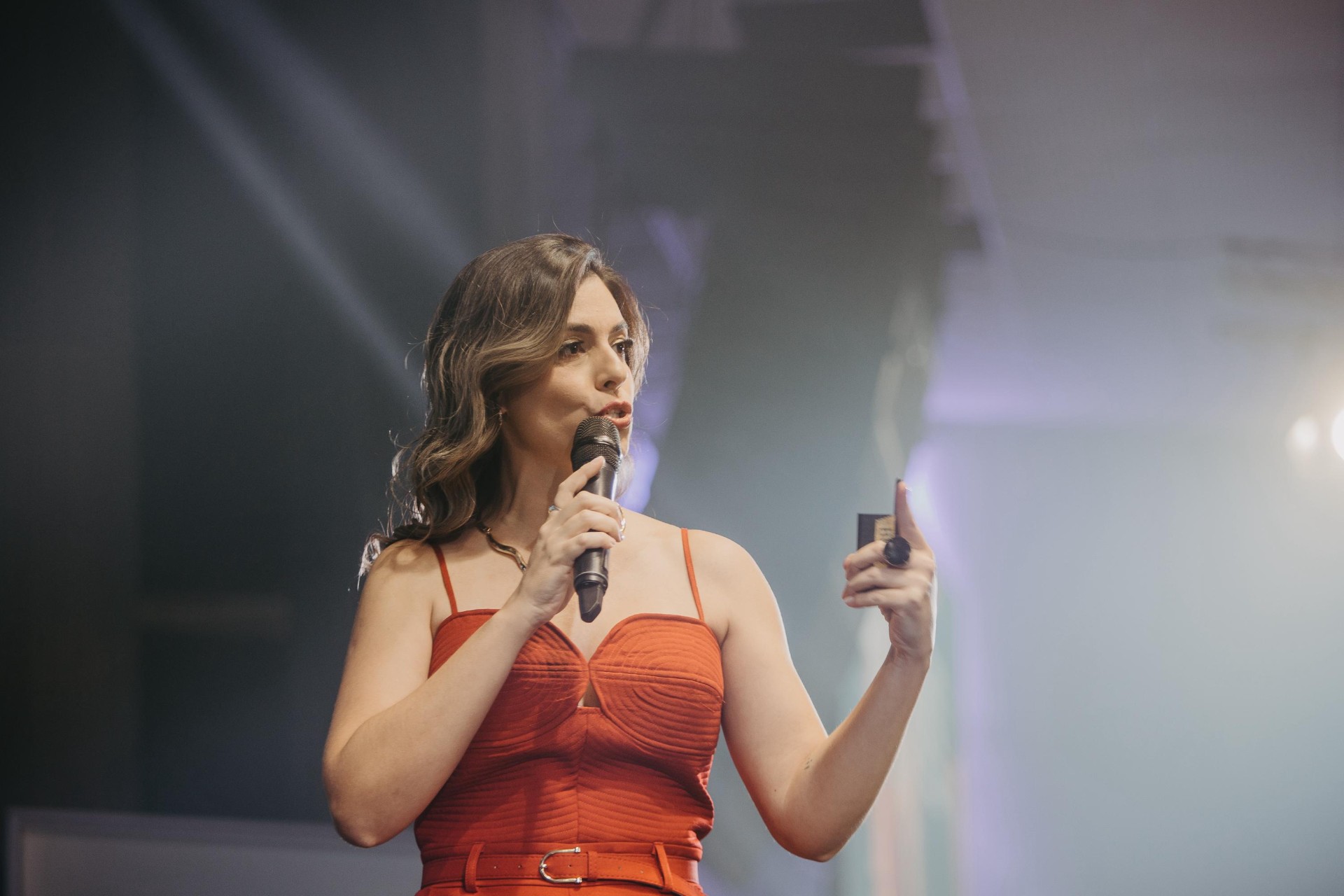 Priscila Duarte palestrando com vestido vermelho
